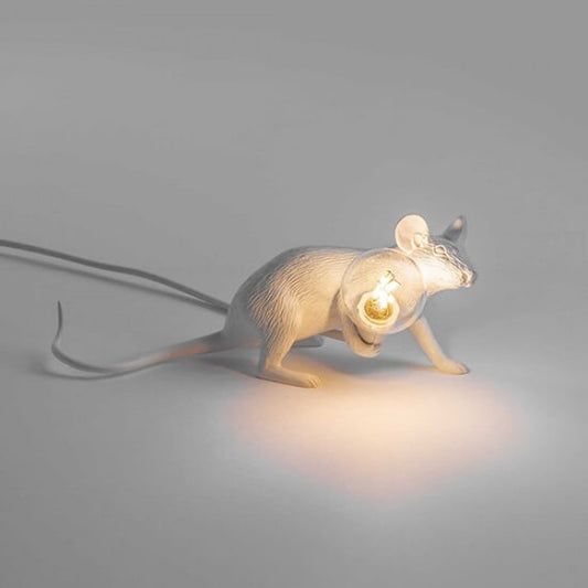 MOUSE ACOSTADO EN BLANCO